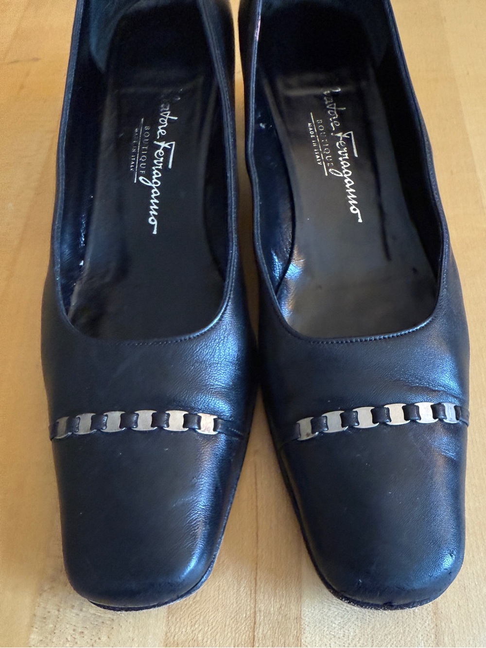 Salvatore Ferragamo Boutique Leather Black Chain Pumps Low Heels 8.5 AA Italy - Picture 3 of 13
